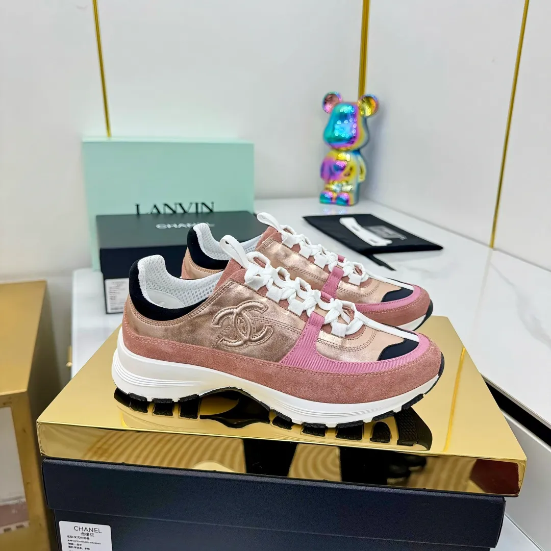 👟👟Ex-factory price 600👟👟High quality! ! ! CHANEL Chanel 25A latest thick-soled casual sports shoes. The counter is synchronized. The counter is very popular. It is a shoe that is very difficult to buy. The most popular thick-soled casual shoes on the Internet. As you can imagine, the most popular thick-soled casual shoes can not be missed. It has both good looks and comfort. Simple and versatile. The thick sole increases the height and is super versatile. Whoever wears it will look better. Upper: cowhide stitching. Lining: breathable mesh. Outsole: TPU original outsole. Size: 35-41 👉